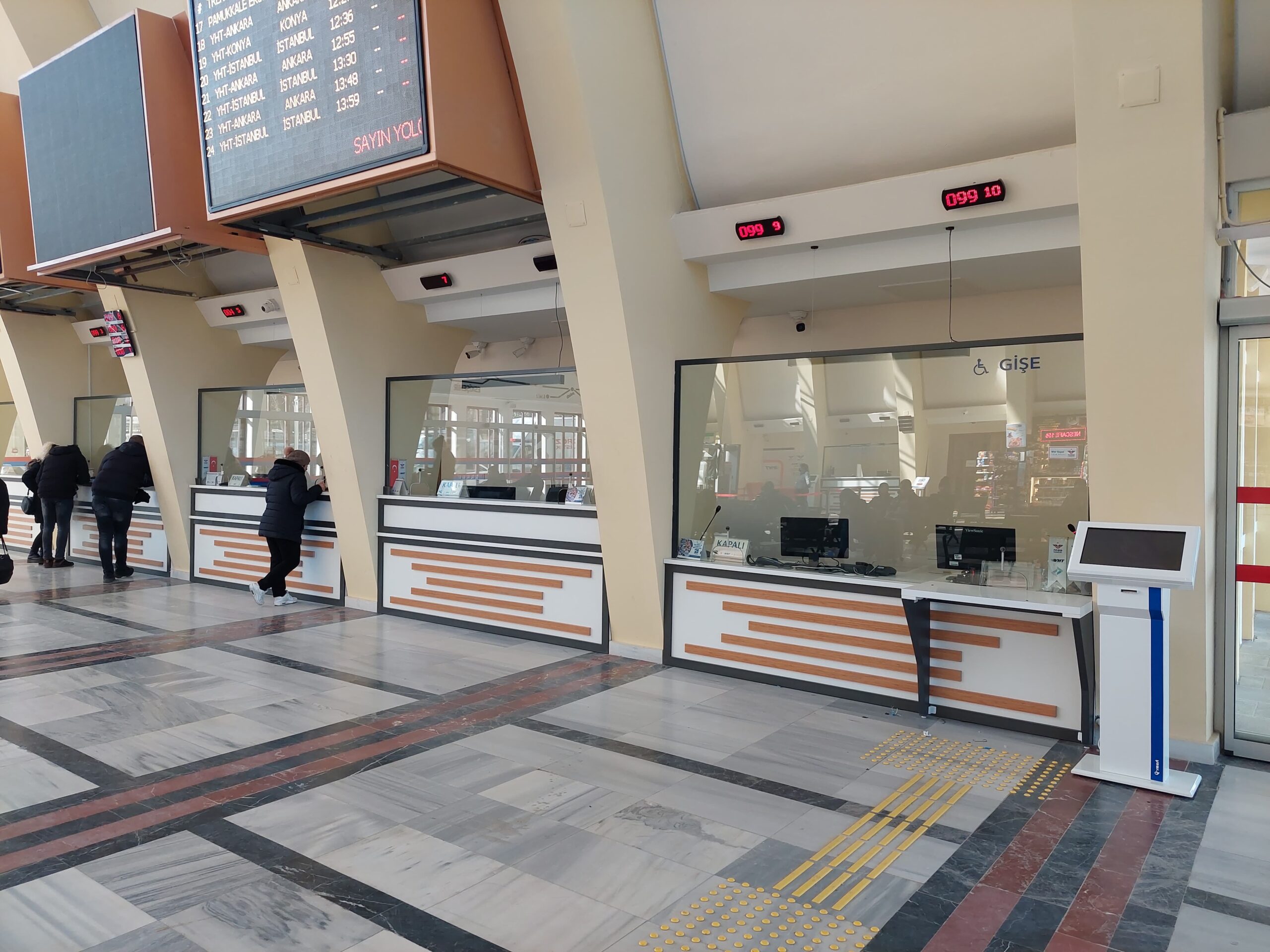 TCDD Eskişehir YHT Garı Sıra Sistemi Gişeler