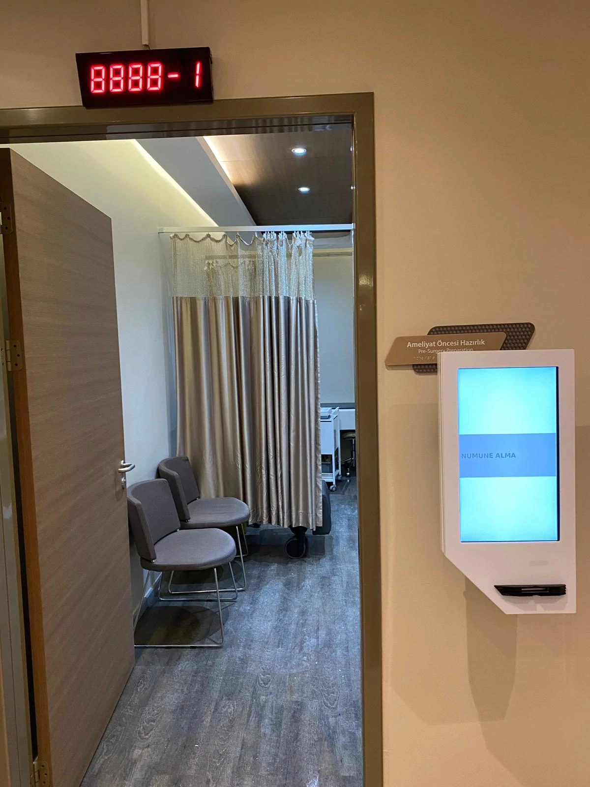 Liv Hospital Sıra Sistemi Dokunmatik Kiosk