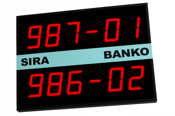 7segment-siramatik-ana-ekran-2satir-on Kırmızı LED rakamlı, çift satırlı Q-smart sıramatik ekranı: sıra ve banko numaralarını gösteriyor.