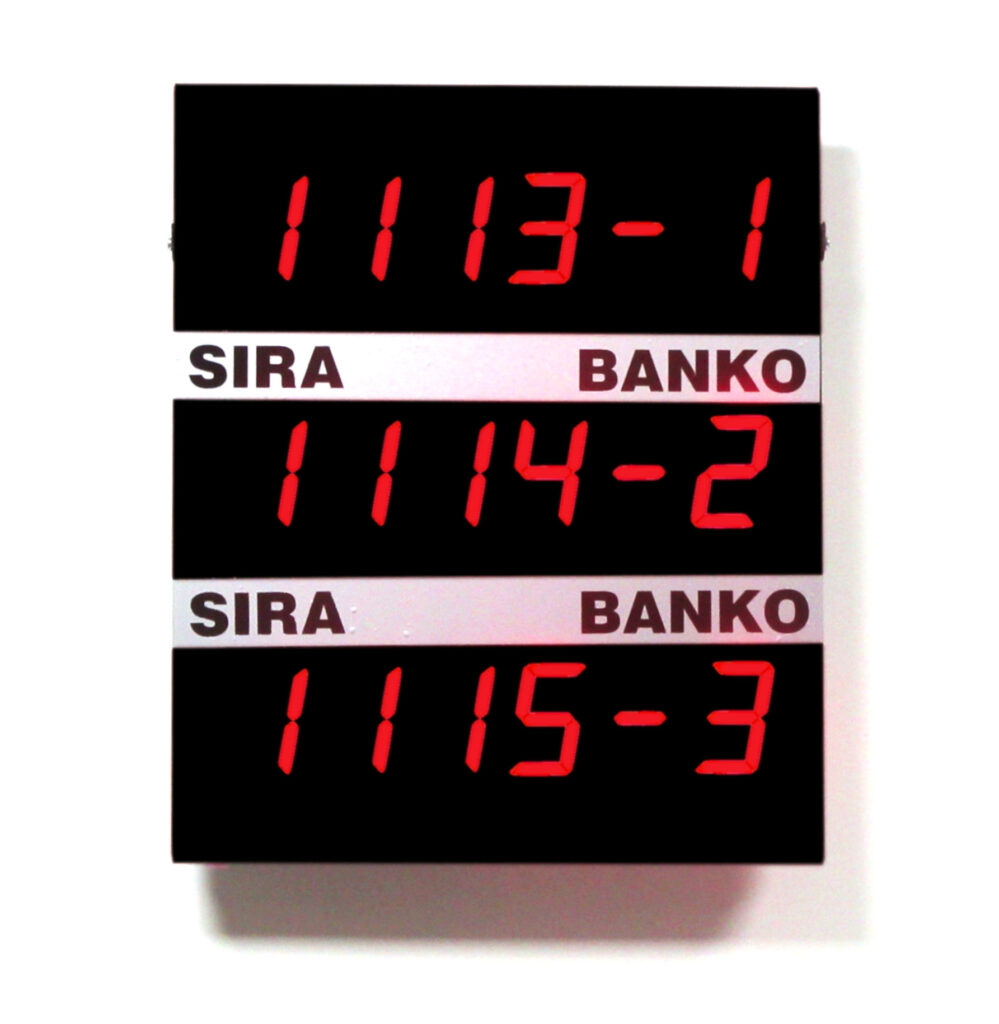 Q-smart 7 Segment Ana Yönlendirme Ekranı, SIRA ve BANKO numaralarını kırmızı LED’lerle gösteriyor.
