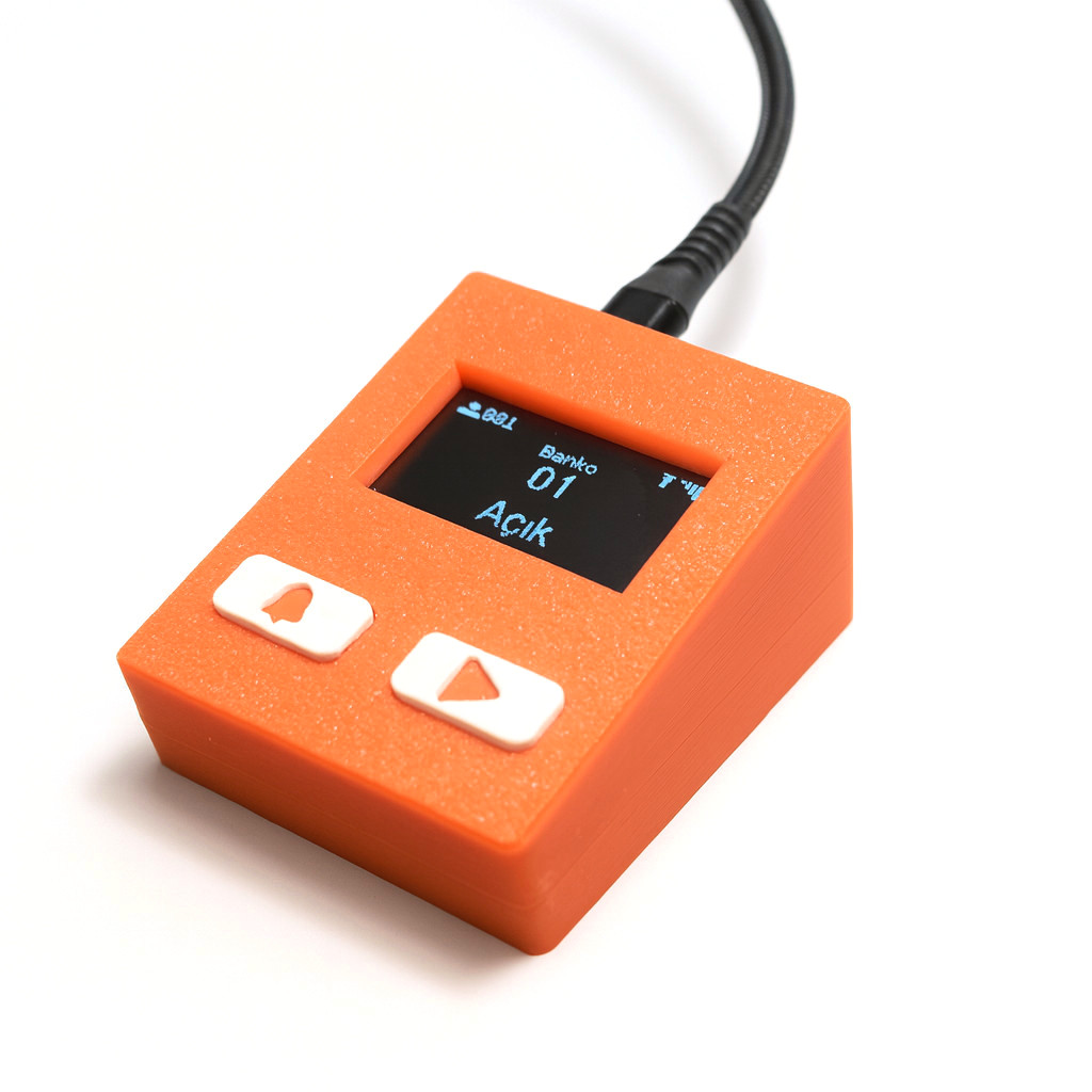 Q-smart Çağrı Terminali – Turuncu OLED Ekranlı Model Turuncu gövdeli, OLED ekranlı Q-smart banka/kasa çağrı terminali